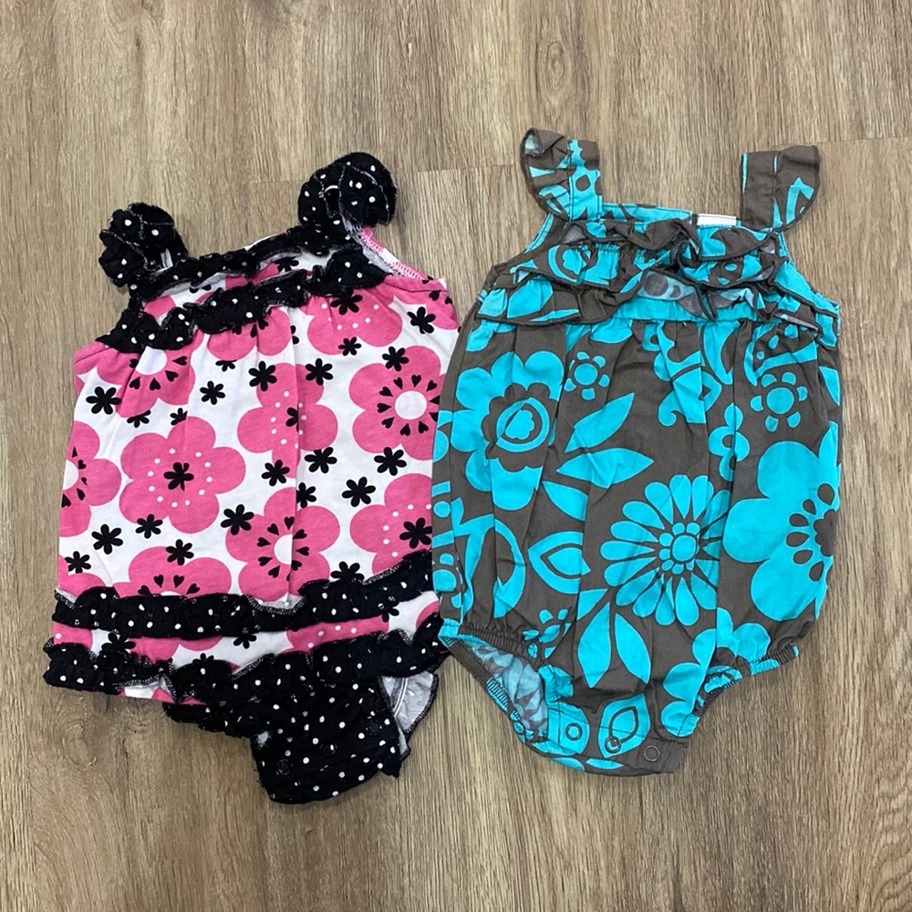 Set of 2- 3 month outfits